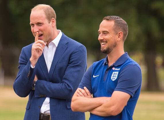 219349 Papixs Starface 2017-07-13 London Royaume Uni Le Prince William joue au football au Kensington Palace - PAP07171739 The Duke of Cambridge goes in goal as a member of the Wildcats Girls football programme takes a shot as he hosts a reception for the England Women football team at Kensington Palace in London. Prince William Duc de Cambridge (Angleterre)  Copyright: xPapixsx xStarfacex STAR_219349_021