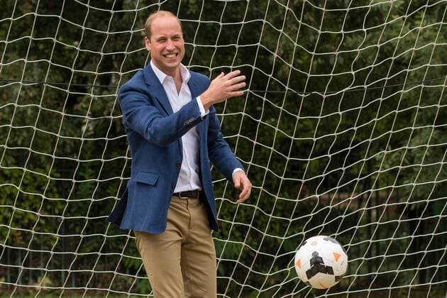 219349 Papixs Starface 2017-07-13 London Royaume Uni Le Prince William joue au football au Kensington Palace - PAP07171739 The Duke of Cambridge goes in goal as a member of the Wildcats Girls football programme takes a shot as he hosts a reception for the England Women football team at Kensington Palace in London. Prince William Duc de Cambridge (Angleterre)  Copyright: xPapixsx xStarfacex STAR_219349_023