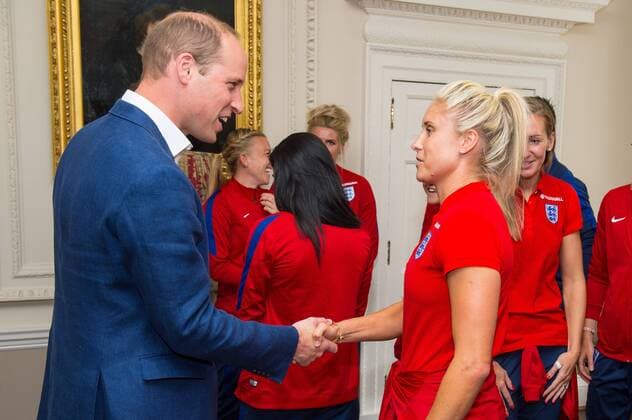 219349 Papixs Starface 2017-07-13 London Royaume Uni Le Prince William joue au football au Kensington Palace - PAP07171739 The Duke of Cambridge goes in goal as a member of the Wildcats Girls football programme takes a shot as he hosts a reception for the England Women football team at Kensington Palace in London. Prince William Duc de Cambridge (Angleterre)  Copyright: xPapixsx xStarfacex STAR_219349_024