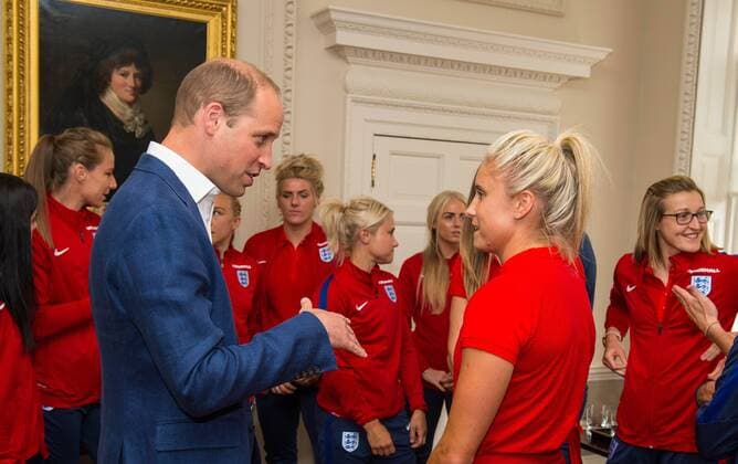 219349 Papixs Starface 2017-07-13 London Royaume Uni Le Prince William joue au football au Kensington Palace - PAP07171739 The Duke of Cambridge goes in goal as a member of the Wildcats Girls football programme takes a shot as he hosts a reception for the England Women football team at Kensington Palace in London. Prince William Duc de Cambridge (Angleterre)  Copyright: xPapixsx xStarfacex STAR_219349_025
