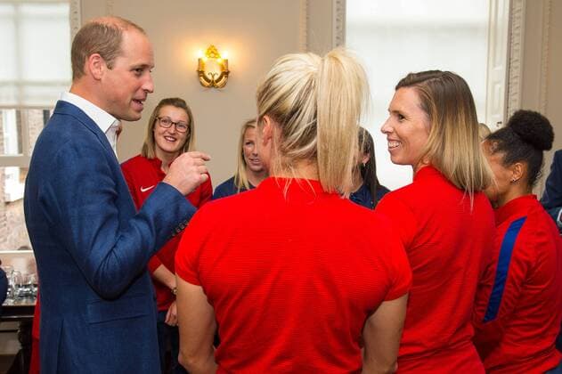 219349 Papixs Starface 2017-07-13 London Royaume Uni PAP07171739 The Duke of Cambridge goes in goal as a member of the Wildcats Girls football programme takes a shot as he hosts a reception for the England Women football team at Kensington Palace in London. Prince William Duc de Cambridge (Angleterre)  Copyright: xPapixsx xStarfacex STAR_219349_027