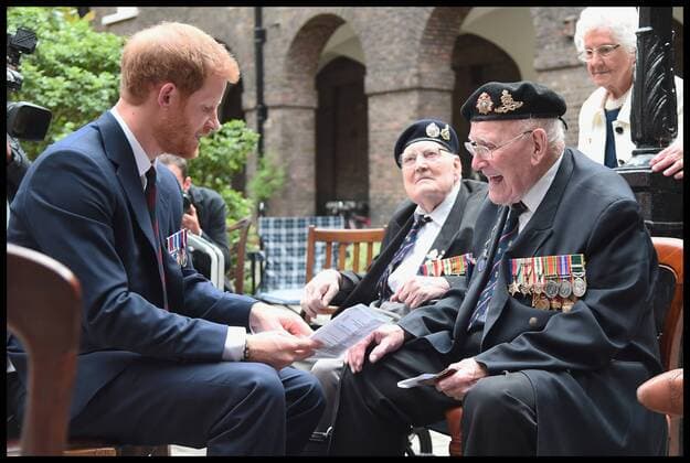 . 13 07 2017. London, United Kingdom. Prince Harry Dunkirk veterans. Prince Harry hosts a reception attended by Dunkirk veterans ahead of the Dunkirk World Premiere at Kensington Palace on July 13, 2017 in London, England.  xi-Imagesx xPoolx IIM-15567-0028