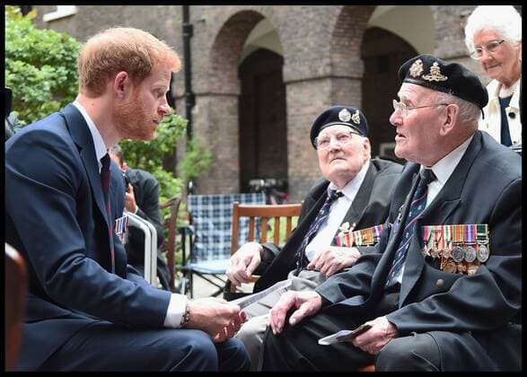 . 13 07 2017. London, United Kingdom. Prince Harry Dunkirk veterans. Prince Harry hosts a reception attended by Dunkirk veterans ahead of the Dunkirk World Premiere at Kensington Palace on July 13, 2017 in London, England.  xi-Imagesx xPoolx IIM-15567-0029