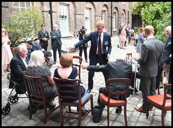 . 13 07 2017. London, United Kingdom. Prince Harry Dunkirk veterans. Prince Harry hosts a reception attended by Dunkirk veterans ahead of the Dunkirk World Premiere at Kensington Palace on July 13, 2017 in London, England.  xi-Imagesx xPoolx IIM-15567-0032