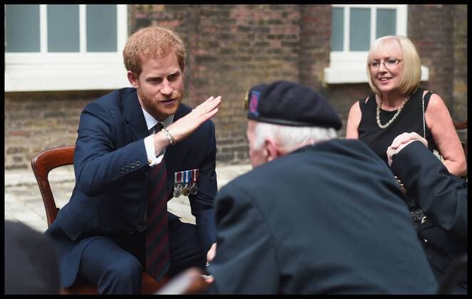 Bilder des Tages . 13 07 2017. London, United Kingdom. Prince Harry Dunkirk veterans. Prince Harry hosts a reception attended by Dunkirk veterans ahead of the Dunkirk World Premiere at Kensington Palace on July 13, 2017 in London, England  xi-Imagesx xPoolx IIM-15567-0037