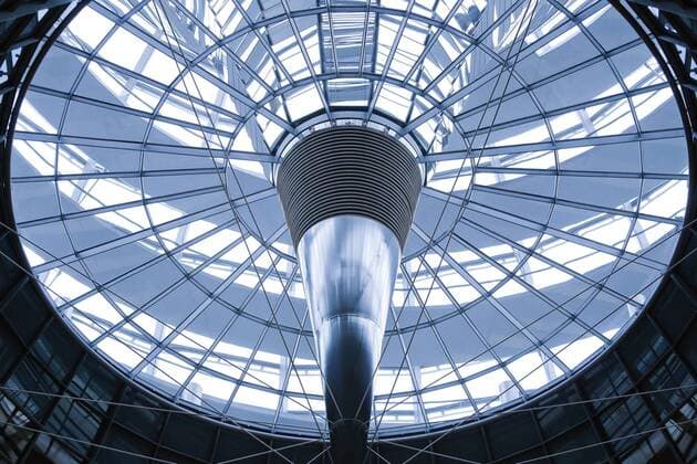 06.02.2017, Berlin, Deutschland - Umbauarbeiten im Plenarsaal des Deutschen Bundestages vor der 16. Bundesversammlung am 12. Februar 2017. Ausbau der festen Bestuhlung im Plenarsaal. Foto: Die Reichstagskuppel im Plenarsaal. MR: Y