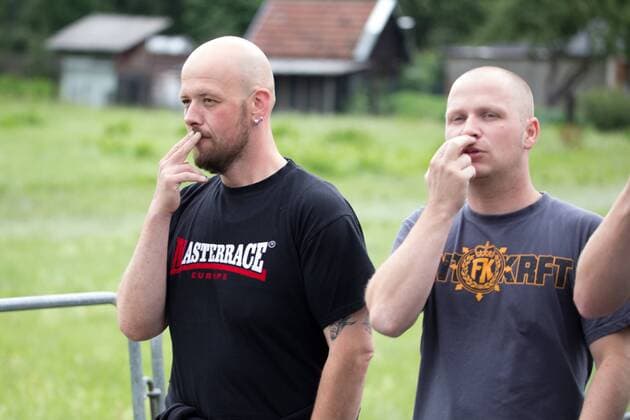 15.07.2017 - Rock gegen Überfremdung - Neonazis mit Masterrace und Frontalkraft T-Shirts deuten Hitlerbart an - Neonazis um Tommy Frenck veranstalten im thüringischen Themar ein Rechtsrockkonzert mit über 5000 Teilnehmerinnen und Teilnehmern. Besucher trugen offen neonazistische Symbolik. Angekündigt waren Bands wie öDie Lunikoff Verschwörung˜, öSleipnir˜ und öStahlgewitter˜. Copyright: xMichaelxTrammerx