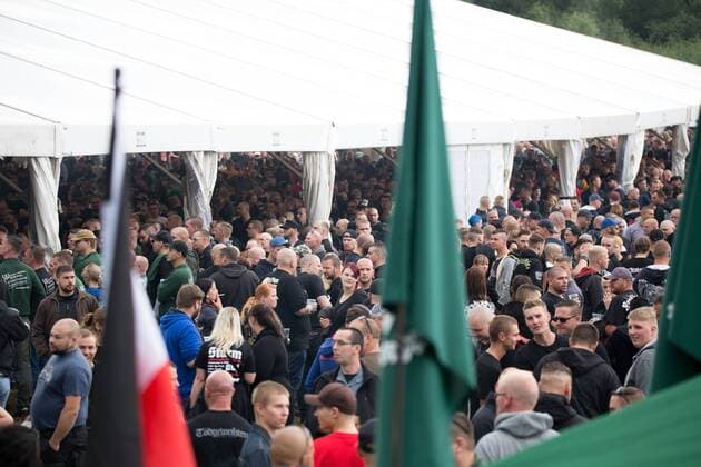 15.07.2017 - Rock gegen Überfremdung - Neonazis um Tommy Frenck veranstalten im thüringischen Themar ein Rechtsrockkonzert mit über 5000 Teilnehmerinnen und Teilnehmern. Besucher trugen offen neonazistische Symbolik. Angekündigt waren Bands wie öDie Lunikoff Verschwörung˜, öSleipnir˜ und öStahlgewitter˜. Copyright: xMichaelxTrammerx