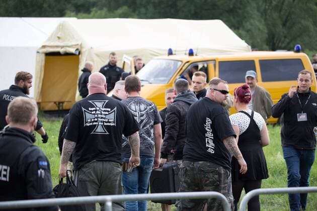 15.07.2017 - Rock gegen Überfremdung - Band kommt an Veranstaltungsort an - Neonazis um Tommy Frenck veranstalten im thüringischen Themar ein Rechtsrockkonzert mit über 5000 Teilnehmerinnen und Teilnehmern. Besucher trugen offen neonazistische Symbolik. Angekündigt waren Bands wie öDie Lunikoff Verschwörung˜, öSleipnir˜ und öStahlgewitter˜. Copyright: xMichaelxTrammerx