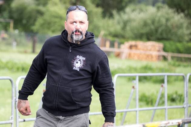 15.07.2017 - Rock gegen Überfremdung - Neonazi spuckt nach Presse - Neonazis um Tommy Frenck veranstalten im thüringischen Themar ein Rechtsrockkonzert mit über 5000 Teilnehmerinnen und Teilnehmern. Besucher trugen offen neonazistische Symbolik. Angekündigt waren Bands wie öDie Lunikoff Verschwörung˜, öSleipnir˜ und öStahlgewitter˜. Copyright: xMichaelxTrammerx