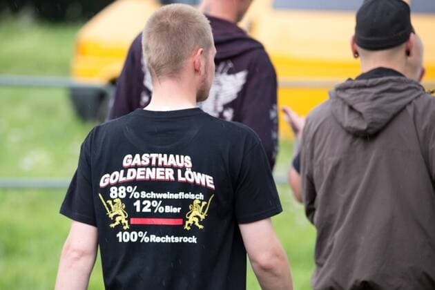 15.07.2017 - Rock gegen Überfremdung - Werbung für Rechtsrockkneipe -Neonazis um Tommy Frenck veranstalten im thüringischen Themar ein Rechtsrockkonzert mit über 5000 Teilnehmerinnen und Teilnehmern. Besucher trugen offen neonazistische Symbolik. Angekündigt waren Bands wie öDie Lunikoff Verschwörung˜, öSleipnir˜ und öStahlgewitter˜. Copyright: xMichaelxTrammerx