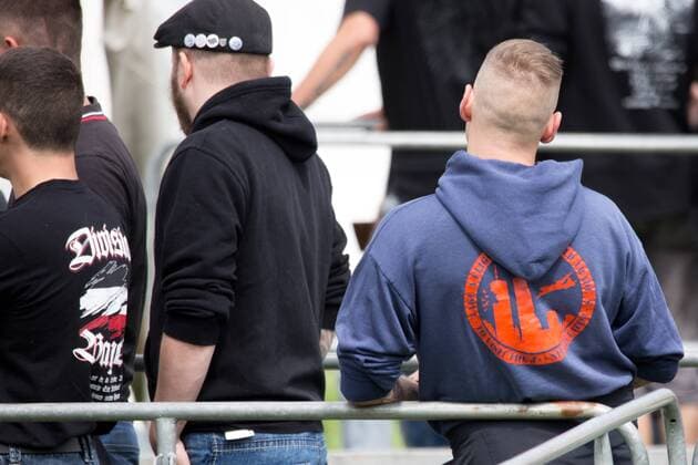 15.07.2017 - Rock gegen Überfremdung - Shirtmit bezug von Anschlägen am 11. September - Neonazis um Tommy Frenck veranstalten im thüringischen Themar ein Rechtsrockkonzert mit über 5000 Teilnehmerinnen und Teilnehmern. Besucher trugen offen neonazistische Symbolik. Angekündigt waren Bands wie öDie Lunikoff Verschwörung˜, öSleipnir˜ und öStahlgewitter˜. Copyright: xMichaelxTrammerx