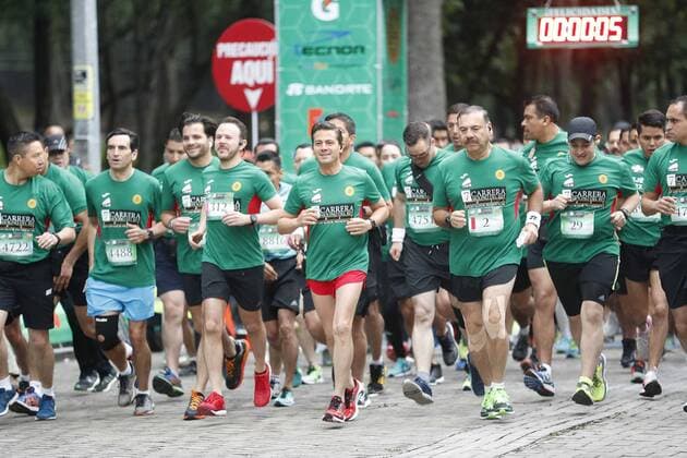 Mexiko: Präsident Pena Nieto nimmt an Volkslauf teil July 15, 2017 - Mexico - EUM20170715NAC10.JPG.CIUDAD DE MEXICO President Presidente-EPN Carrera Molino del Rey.- El presidente de Mexico, Enrique Pena Nieto short rojo-, encabeza la Septima Carrera del Rey el sabado 15 de julio de 2017 en el Bosque de Chapultepec. Foto: Agencia EL UNIVERSAL Luis Cortes EVZ Mexico  - ZUMAu78_ 20170715_zaf_u78_012 Copyright: xLuisxCortesx