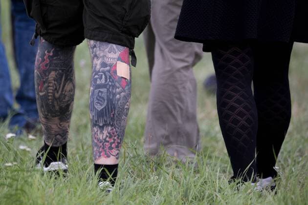 15.07.2017 - Rock gegen Überfremdung - Tattoo mit abgeklebten Hakenkreuz - Neonazis um Tommy Frenck veranstalten im thüringischen Themar ein Rechtsrockkonzert mit über 5000 Teilnehmerinnen und Teilnehmern. Besucher trugen offen neonazistische Symbolik. Angekündigt waren Bands wie öDie Lunikoff Verschwörung˜, öSleipnir˜ und öStahlgewitter˜. Copyright: xMichaelxTrammerx
