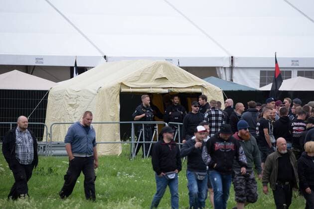 15.07.2017 - Rock gegen Überfremdung - Teilnehmer stehen an Einlass an - Neonazis um Tommy Frenck veranstalten im thüringischen Themar ein Rechtsrockkonzert mit über 5000 Teilnehmerinnen und Teilnehmern. Besucher trugen offen neonazistische Symbolik. Angekündigt waren Bands wie öDie Lunikoff Verschwörung˜, öSleipnir˜ und öStahlgewitter˜. Copyright: xMichaelxTrammerx