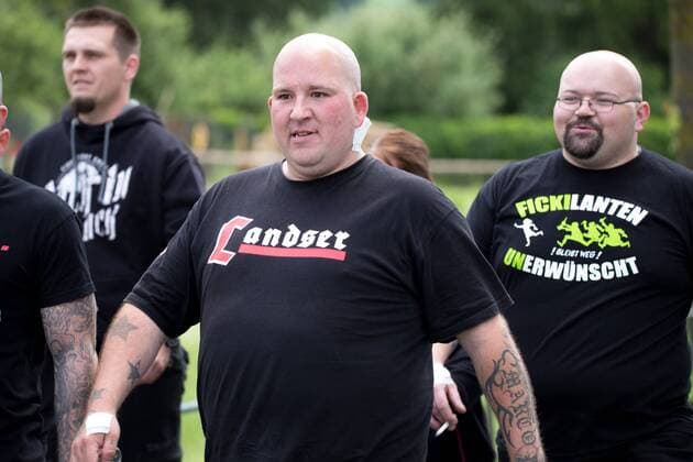 15.07.2017 - Rock gegen Überfremdung - Landser und Fickilanten not Welcome T-Shirt - Neonazis um Tommy Frenck veranstalten im thüringischen Themar ein Rechtsrockkonzert mit über 5000 Teilnehmerinnen und Teilnehmern. Besucher trugen offen neonazistische Symbolik. Angekündigt waren Bands wie öDie Lunikoff Verschwörung˜, öSleipnir˜ und öStahlgewitter˜. Copyright: xMichaelxTrammerx