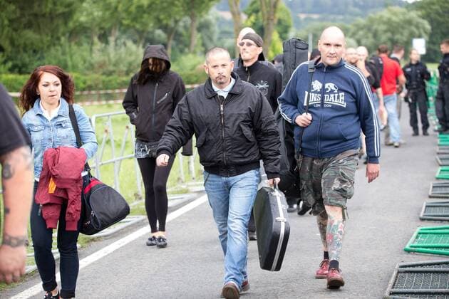 15.07.2017 - Rock gegen Überfremdung - Band kommt an- Neonazis um Tommy Frenck veranstalten im thüringischen Themar ein Rechtsrockkonzert mit über 5000 Teilnehmerinnen und Teilnehmern. Besucher trugen offen neonazistische Symbolik. Angekündigt waren Bands wie öDie Lunikoff Verschwörung˜, öSleipnir˜ und öStahlgewitter˜. Copyright: xMichaelxTrammerx