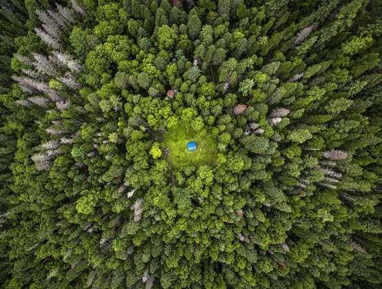 IMAGO Nature: Unsere Erde, Naturschutz, Naturschutzgebiete in Asien PRIMORYE TERRITORY, RUSSIA â€“ JUNE 27, 2017: An aerial view of a house of employees at the Sikhote-Alin Nature Reserve in Russian Far East. The reserve has been inscribed on the UNESCO World Heritage List since 2001 and has been CA TS Conservation Assured Tiger Standards approved for managing an endangered Amur tiger conservation site since 2015. Yuri Smityuk TASS  TS055A44