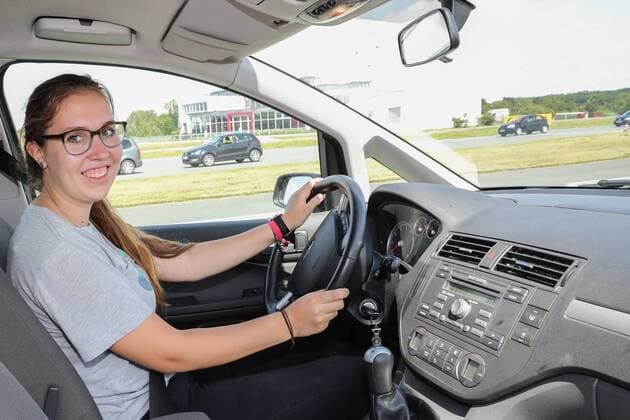 Hannover, Laatzen, ADAC Fahrsicherheitszentrum, Verkehrsminister Olaf Lies hat neuen Modellversuch zum begleiteten Fahren angekündigt. Dabei könnten Jugendliche schon mit 16 den Führerschein erwerben. Lina Waldmann (17),