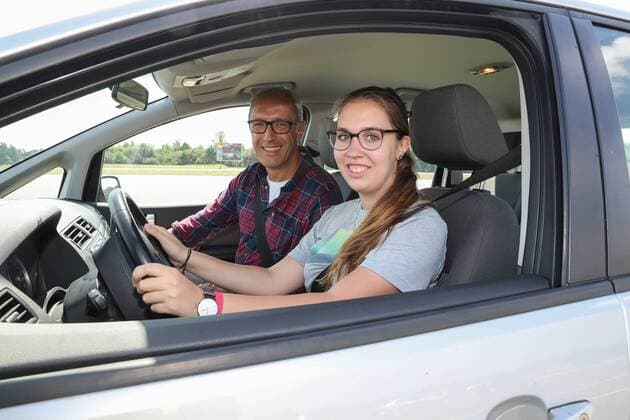 Hannover, Laatzen, ADAC Fahrsicherheitszentrum, Verkehrsminister Olaf Lies hat neuen Modellversuch zum begleiteten Fahren angekündigt. Dabei könnten Jugendliche schon mit 16 den Führerschein erwerben. Lina Waldmann (17), mit ihrem Vater Thorsten, begleitendes fahren,