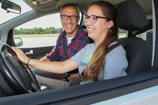 Hannover, Laatzen, ADAC Fahrsicherheitszentrum, Verkehrsminister Olaf Lies hat neuen Modellversuch zum begleiteten Fahren angekündigt. Dabei könnten Jugendliche schon mit 16 den Führerschein erwerben. Lina Waldmann (17), mit ihrem Vater Thorsten, begleitendes fahren,