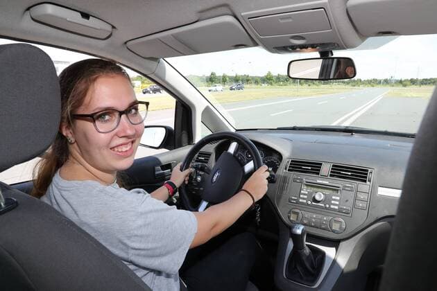 Hannover, Laatzen, ADAC Fahrsicherheitszentrum, Verkehrsminister Olaf Lies hat neuen Modellversuch zum begleiteten Fahren angekündigt. Dabei könnten Jugendliche schon mit 16 den Führerschein erwerben. Lina Waldmann (17),
