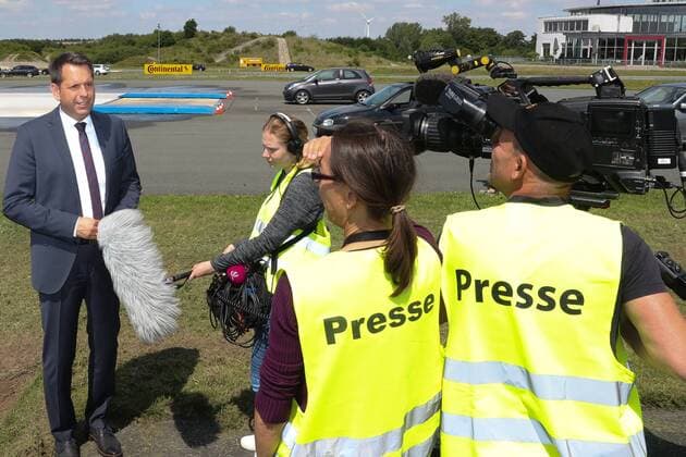Hannover, Laatzen, ADAC Fahrsicherheitszentrum, Verkehrsminister Olaf Lies hat neuen Modellversuch zum begleiteten Fahren angekündigt. Dabei könnten Jugendliche schon mit 16 den Führerschein erwerben.