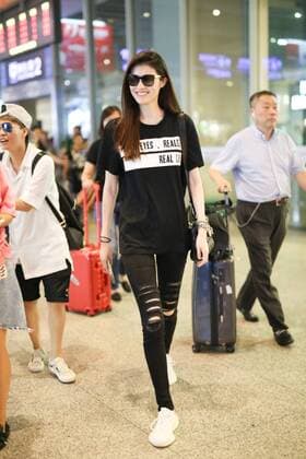 Chinese model He Sui is pictured at the Shanghai Hongqiao International Airport in Shanghai, China, 17 July 2017. Supermodel Hesui showes off her long legs in all-black look at Shanghai airport  pbu653838_15