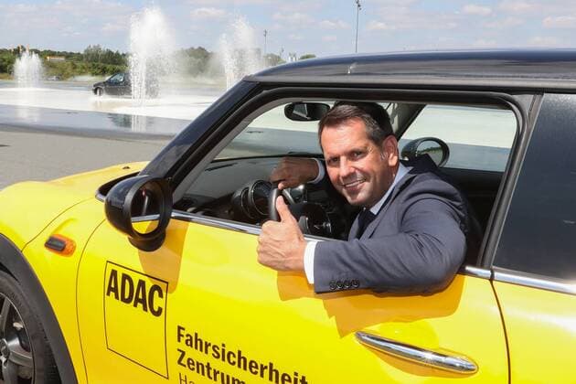 Hannover, Laatzen, ADAC Fahrsicherheitszentrum, Verkehrsminister Olaf Lies hat neuen Modellversuch zum begleiteten Fahren angekündigt. Dabei könnten Jugendliche schon mit 16 den Führerschein erwerben.