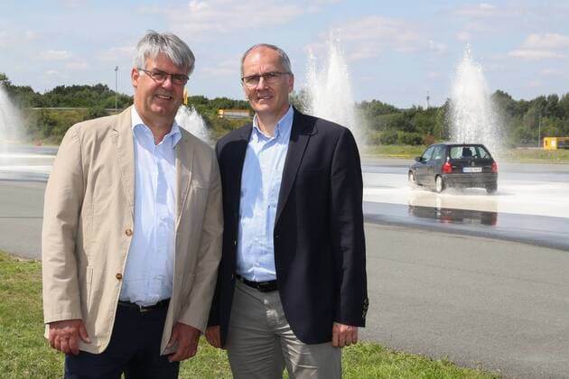 Hannover, Laatzen, ADAC Fahrsicherheitszentrum, Verkehrsminister Olaf Lies hat neuen Modellversuch zum begleiteten Fahren angekündigt. Dabei könnten Jugendliche schon mit 16 den Führerschein erwerben. Dieter Quentin, Fahrlehrerverband Niedersachsen e.V. (links), Bernward Franzky Vorstand des ADAC Niedersachsen,