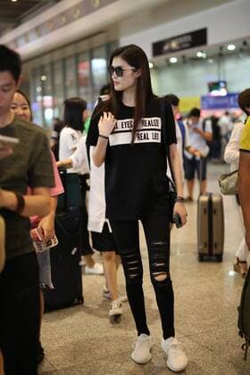 Chinese model He Sui is pictured at the Shanghai Hongqiao International Airport in Shanghai, China, 17 July 2017. Supermodel Hesui showes off her long legs in all-black look at Shanghai airport  pbu653838_09