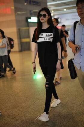 Chinese model He Sui is pictured at the Shanghai Hongqiao International Airport in Shanghai, China, 17 July 2017. Supermodel Hesui showes off her long legs in all-black look at Shanghai airport  pbu653838_10