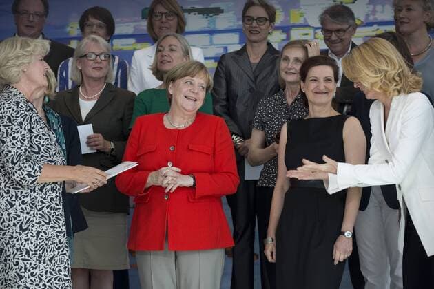 Deutschland, Berlin, Bundeskanzleramt, Empfang des Runden Tisches Frauen in Kultur und Medien durch Bundeskanzlerin Angela Merkel CDU und Kulturstaatsministerin Monika Grütters CDU, Gratulationen zum Geburtstag von Bundeskanzlerin Angela Merkel, 17.07.2017
