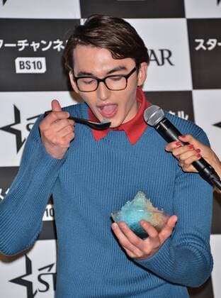 Actor Isaac Hempstead-Wright eats a shaved ice during the Japan Premiere for the drama A Game of Thrones: A Song of Ice and Fire in Tokyo, Japan on July 17, 2017. This drama series broadcast by channel Star channel on July 17 in Japan.?????  TKP2017071725 KEIZOxMORI
