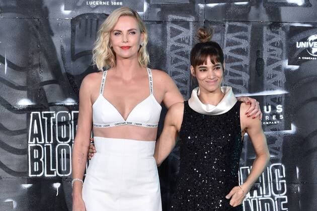 Charlize Theron und Sofia Boutella bei der Atomic Blonde Film Premiere am 17.07.2017 in Berlin Atomic Blonde Filmpremiere in Berlin, 2017 