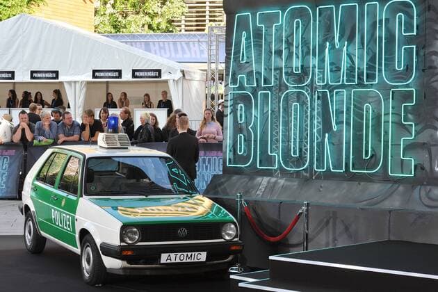 Polizeiauto mit Atomic Kennzeichenschild Ankunft zur Weltpremiere ATOMIC BLONDE im Theater am Potsdamer Platz in Berlin am 17.07.2017