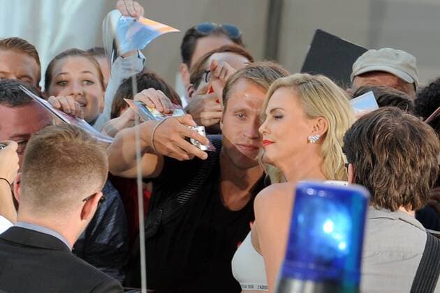 Charlize Theron beim Selfie mit Fan Ankunft zur Weltpremiere ATOMIC BLONDE im Theater am Potsdamer Platz in Berlin am 17.07.2017