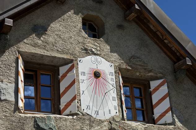 IMAGO Creative: Sommer, In den Bergen Sonnenuhr am Giebel der Berghütte Cabane du Mont Fort des Schweizer Alpen-Clubs (SAC), Verbier, Wallis, Schweiz Sun dial at the gable of the mountain hut Cabane du Mont Fort of the Swiss Alpine Club (SAC), Verbier, Valais, Switzerland