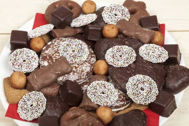 Weihnachtssüßigkeiten auf Teller Weihnachtssüßigkeiten auf Teller
