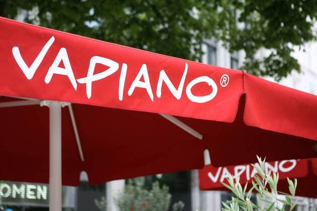 Das Logo der Restaurant Kette Vapiano über einer Filiale in Hamburg 18.07.2017