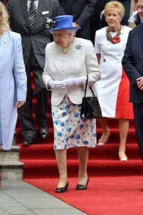 July 19, 2017 - London, London, UK - London, UK. HRH QUEEN ELIZABETH II unveils a new Jubilee Walkway panel outside Canada House as part of the CanadaÃ¢â‚¬â ¢s 150th anniversary of Confederation. London UK  - ZUMAl94_ 20170719_zaf_l94_007 Copyright: xRayxTangx