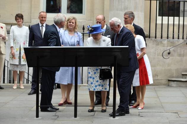 July 19, 2017 - London, London, UK - London, UK. HRH QUEEN ELIZABETH II unveils a new Jubilee Walkway panel outside Canada House as part of the CanadaÃ¢â‚¬â ¢s 150th anniversary of Confederation. London UK  - ZUMAl94_ 20170719_zaf_l94_008 Copyright: xRayxTangx