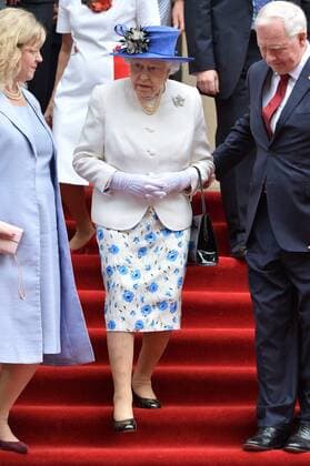July 19, 2017 - London, London, UK - London, UK. HRH QUEEN ELIZABETH II unveils a new Jubilee Walkway panel outside Canada House as part of the CanadaÃ¢â‚¬â ¢s 150th anniversary of Confederation. London UK  - ZUMAl94_ 20170719_zaf_l94_009 Copyright: xRayxTangx