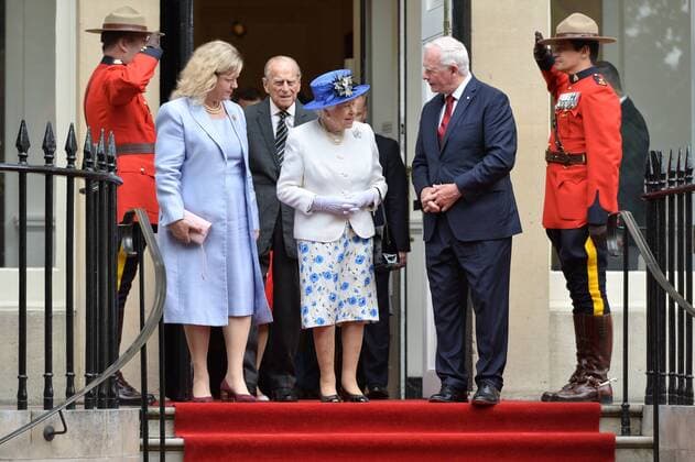 July 19, 2017 - London, London, UK - London, UK. HRH QUEEN ELIZABETH II unveils a new Jubilee Walkway panel outside Canada House as part of the CanadaÃ¢â‚¬â ¢s 150th anniversary of Confederation. London UK  - ZUMAl94_ 20170719_zaf_l94_010 Copyright: xRayxTangx