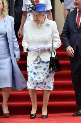 July 19, 2017 - London, London, UK - London, UK. HRH QUEEN ELIZABETH II unveils a new Jubilee Walkway panel outside Canada House as part of the CanadaÃ¢â‚¬â ¢s 150th anniversary of Confederation. London UK  - ZUMAl94_ 20170719_zaf_l94_011 Copyright: xRayxTangx