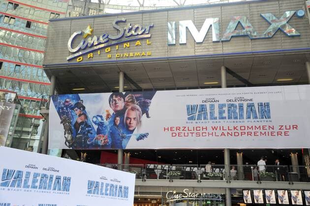 Cinestar IMAXX Kino Vorderansicht mit Plakaten der Premiere Ankunft blauer Teppich zur Deutschland Premiere von VALERIAN im Cinestar SonyCenter in Berlin am 19.07.2017