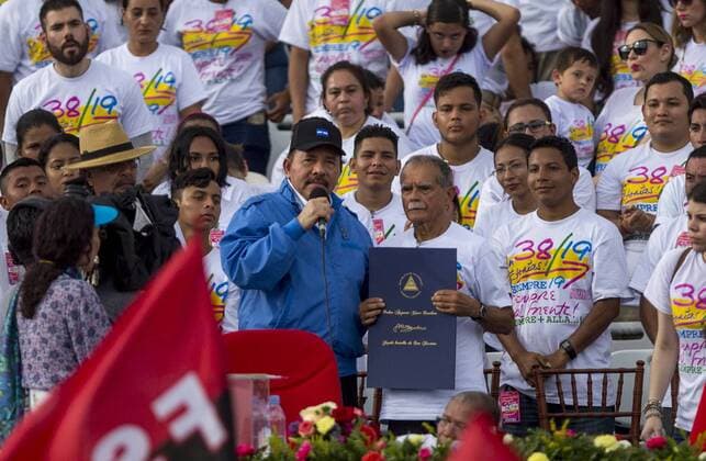 The president of Nicaragua Daniel Ortega (L), decorated with the Order Augusto C. Sandino, to its maximum degree, Battle of San Jacinto, to the Puerto Rican independence leader Oscar López Rivera (R), participate in the celebration of the 38th anniversary of the Sandinista popular revolution in Managua, Nicaragua, on 19 July 2017. The Sandinistas celebrated the 38th anniversary of the revolution that overthrew the Somoza dictatorship in Nicaragua, on an anniversary marked by the support of President Daniel Ortega, to the Venezuelan counterpart Nicolas Maduro, and a call for respect to United States. Ortega asks to USA respects, and supports Maduro in Sandinista anniversary !ACHTUNG: NUR REDAKTIONELLE NUTZUNG! Copyright: xJorgexTorresx NI301 20170720-636361239569428561