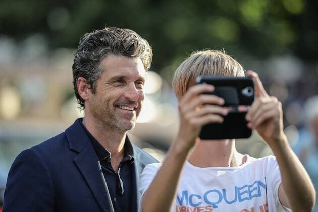 Aigen im Ennstal 19.07.2017, Schloss Pichlarn, Aigen im Ennstal, AUT, Ennstal-Classic 2017, Welcome Evening, im Bild Schauspieler Patrick Dempsey, bekannt als McDreamy in der TV-Serie Grey s Anatomy, bei einem Selfie mit einem Fan actor Patrick Dempsey makes a selfie with a fan during the Ennstal-Classic 2017 in Pichlarn Castle, Aigen im Ennstal, Austria on 2017 07 19.  EP_mhu  