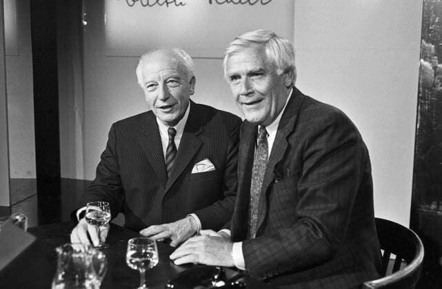 Der deutsche Politiker und ehemliger Bundespräsident Walter Scheel zu Gast bei Joachim Fuchsberger in dessen Talkshow Heut abend , Deutschland 1980er Jahre. German politcian and former Federal President Walter Scheel with Joachim Fuchsberger (right), Germany 1980s. UnitedArchives00023393