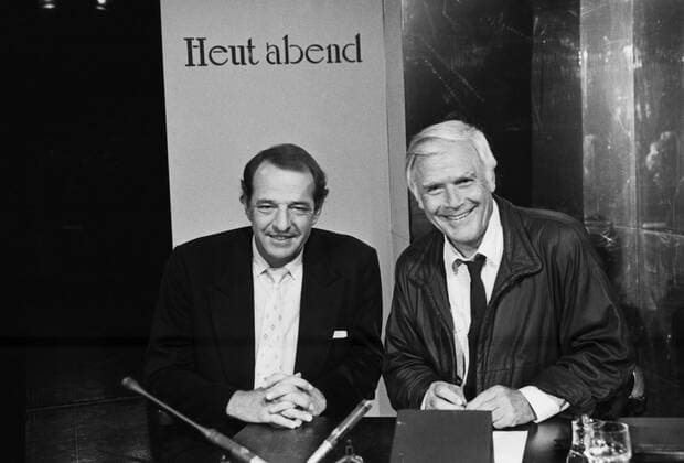 Der deutsche Komponist, Musiker und Produzent Ralph Siegel zu Gast bei Joachim Fuchsberger in dessen Talkshow Heut abend , Deutschland 1980er Jahre. German composer, musician and producer Ralph Siegel and Joachim Fuchsberger, Germany 1980s. UnitedArchives00023843